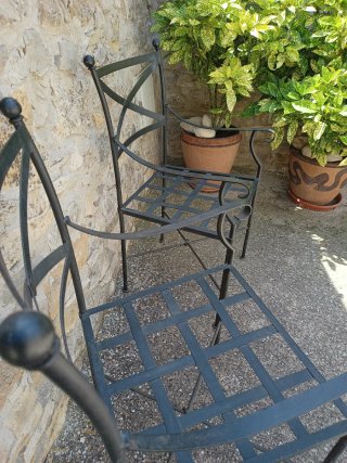 Sillas de hierro con brazos y cojines