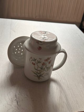 Taza de té de porcelana con infusor y tapa