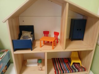 Casita de madera con muebles