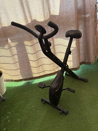 Bicicleta estática con pantalla digital