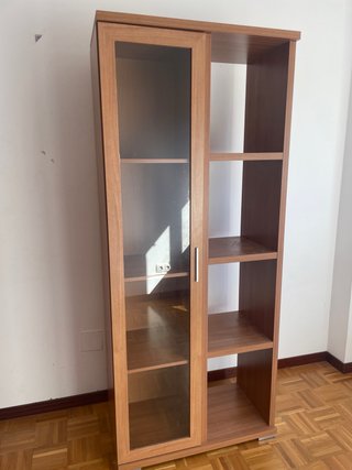 Estantería de madera y cristal