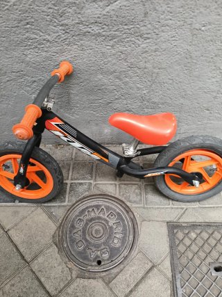 Bicicleta infantil KTM naranja y negra