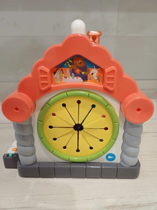Casita de juguete con figuras