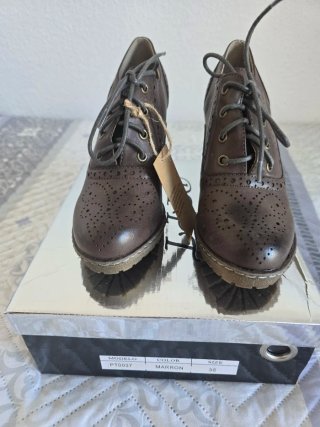 Botin marron con cordones y tacón, varias tallas.