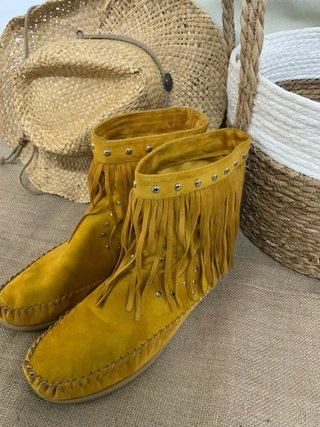 Botas amarillas con flecos y tachuelas