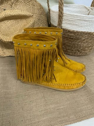 Botas amarillas con flecos y tachuelas