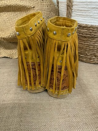 Botas amarillas con flecos y tachuelas