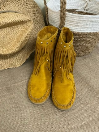 Botas amarillas con flecos y tachuelas