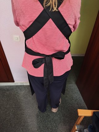 Delantal Hostelería Negro con peto y bolsillo.