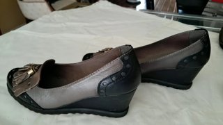 Zapatos de cuña tricolor estilo mocasín.