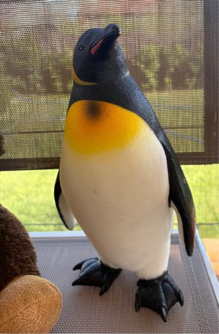 Lote 2 peluches y pingüino de goma