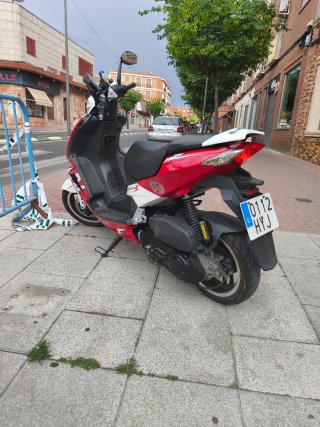 Moto Peugeot SF3 125cc Roja y Blanca