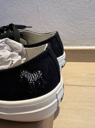 Scarpe nere con suola bianca