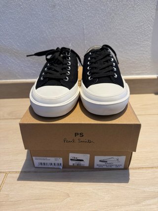 Scarpe nere con suola bianca