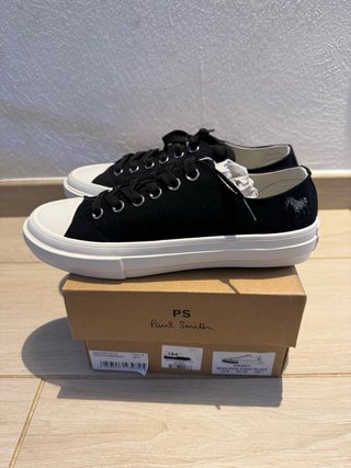Scarpe nere con suola bianca