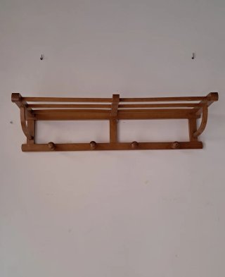 Perchero de madera con balda