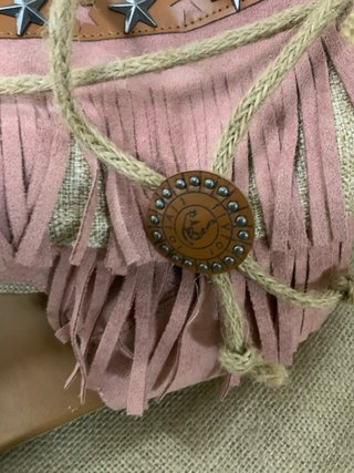 Sandalias rosas con flecos y estrellas