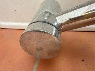 Lavabo pequeño de cerámica y metal