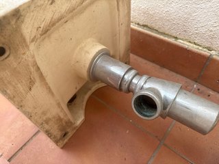 Lavabo pequeño de cerámica y metal