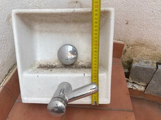 Lavabo pequeño de cerámica y metal