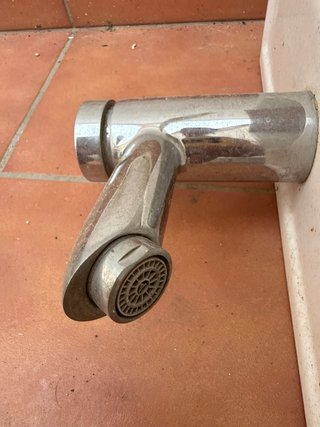 Lavabo pequeño de cerámica y metal