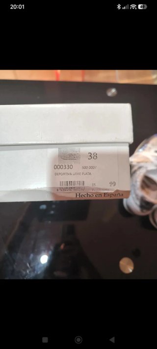 Deportivos plateados y blancos