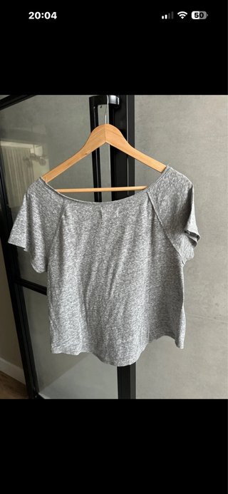 Camiseta Hollister gris con detalles