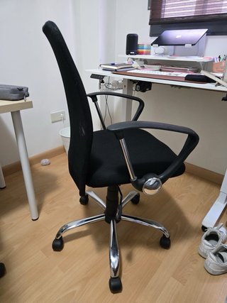 Silla de oficina ergonómica negra