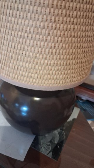 Lámpara de sobremesa cerámica y mimbre