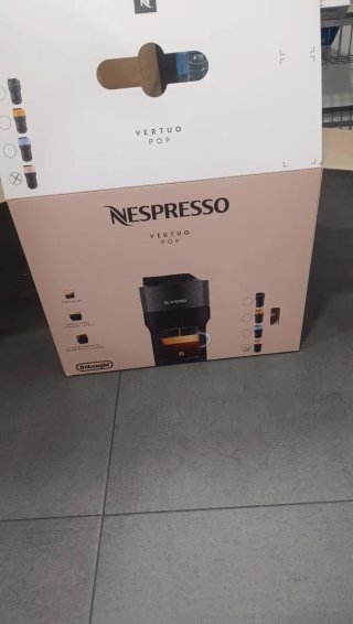 Cafetera Nespresso Roja y Negra