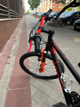 Bicicleta Btwin 24 Negra y Naranja.