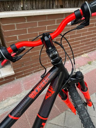 Bicicleta Btwin 24 Negra y Naranja.