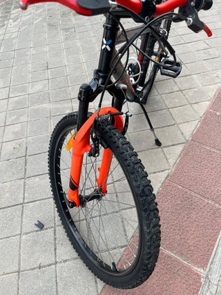 Bicicleta Btwin 24 Negra y Naranja.