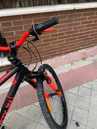 Bicicleta Btwin 24 Negra y Naranja.