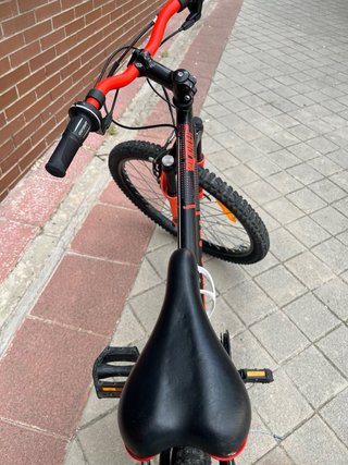 Bicicleta Btwin 24 Negra y Naranja.