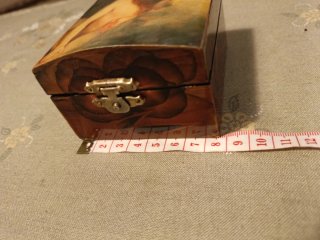 Caja de madera decorada con querubín