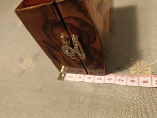 Caja de madera decorada con querubín