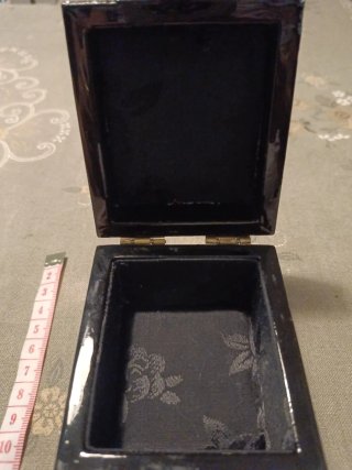 Caja de madera decorada con querubín