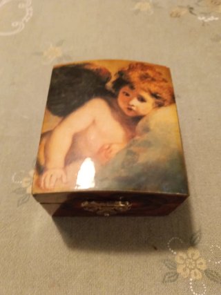Caja de madera decorada con querubín