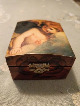 Caja de madera decorada con querubín