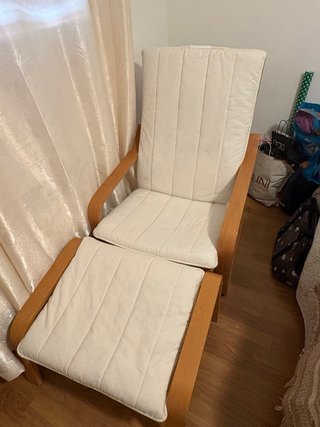 Silla y reposapiés madera y tela