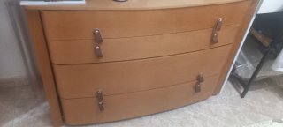 REGALO Cómoda de madera con tiradores de metal