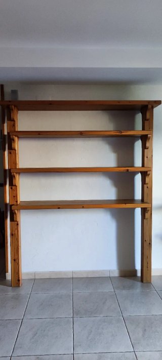 Aparador de madera con espejo y estantería