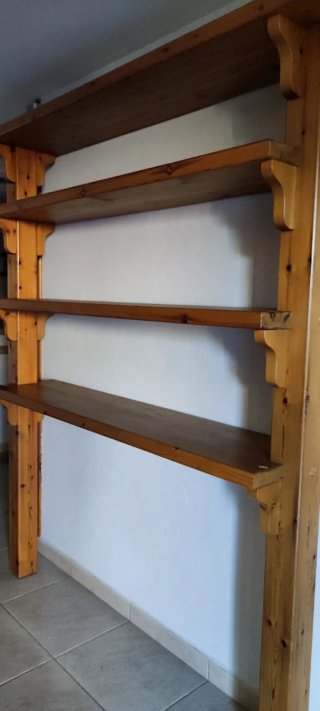 Aparador de madera con espejo y estantería