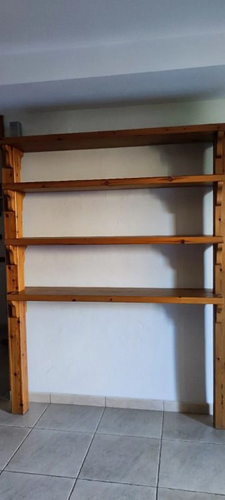 Aparador de madera con espejo y estantería