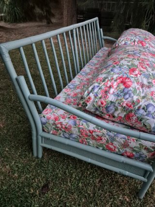Banco jardin sofa cama bambú floral.