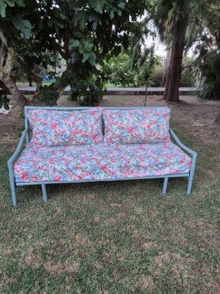 Banco jardin sofa cama bambú floral.