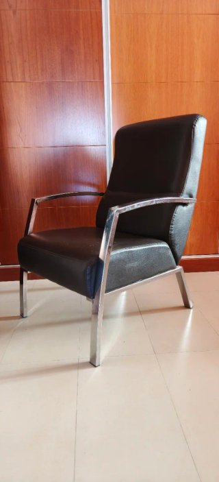 Butaca polipiel marrón y estructura cromada