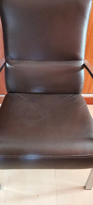 Butaca polipiel marrón y estructura cromada
