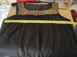 Vestido negro LUNA LUNA con detalles dorados.
